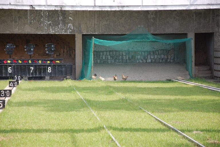 Outdoor pistol and rifle range with target frames